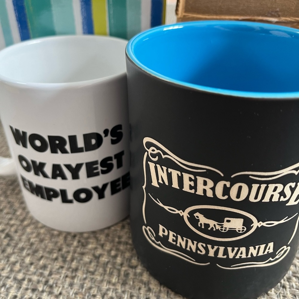 2 coffee mugs